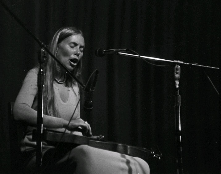 Joni performing with her dulcimer.<br>Photo by Norm Betts.  