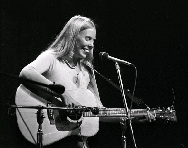 Joni performing on stage.<br>Photo by Norm Betts. 