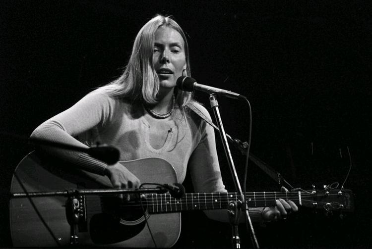 Joni performing on stage during the closing evening concert.<br>Photo by Norm Betts. 