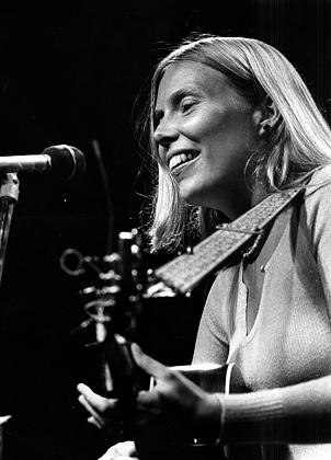 Joni performing on stage.<br>Photo by Jeff Goode. 