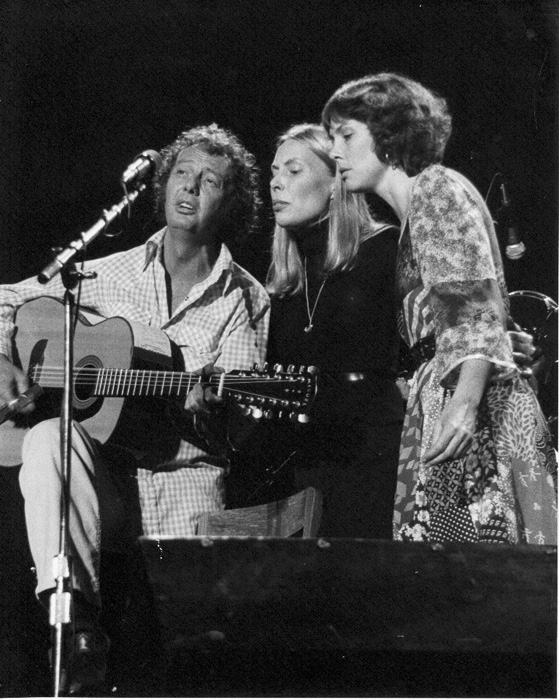 Fred Neil, Joni and Debbie Andersen perform the song<br>
<i>The Dolphins</i>.