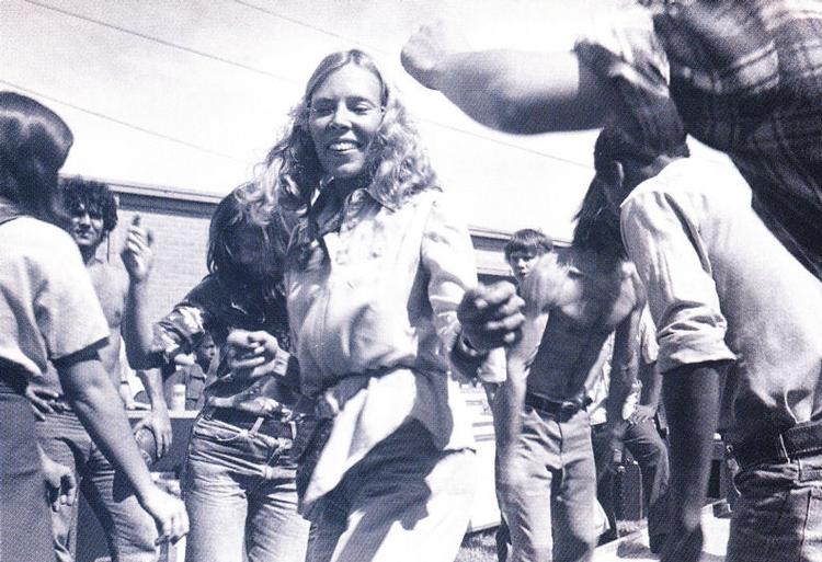 <i>Mitchell shaking her groove thing at the 1976 Rolling Thunder Revue concert in Gatesville, Texas.</i><br>
-US Magazine November 1998; pg. 100