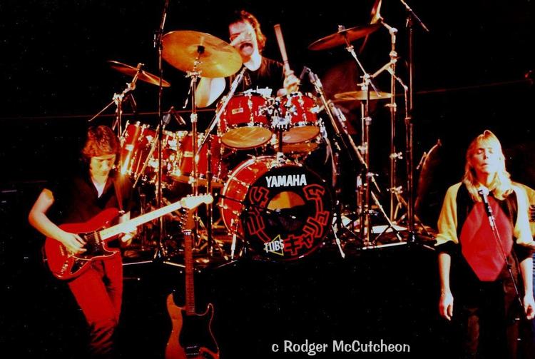 Hope you like the shot Joni, the concert was awesome, still remember it like yesterday and being a drummer seeing Vinnie for the first time down here was very cool.  Glad my new camera wasn't confiscated, cheers Rodger McCutcheon. [rodgermccutcheon]
