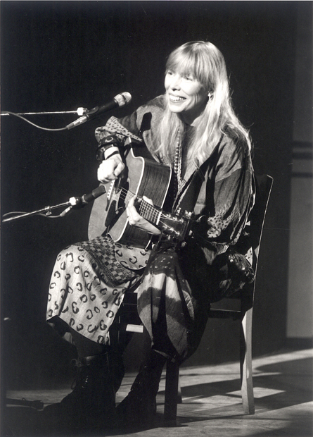 Joni sings 2 songs from her new album on
"Wired", Channel 4's new music program. 
